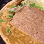 ラーメン スミス - チャーシューはモソモソだ…
      あんまりタイプでは無いな