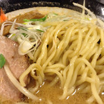 ラーメン スミス - 麺は中太麺
      歯応え十分な食べ応えあり