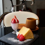 ヨコオカフェ - デザートセット（800円） スペシャル珈琲（650円）