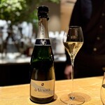 マンサルヴァ - 今年の休暇はランスにでも行こうかと考えているので、不勉強なシャンパーニュへの関心も高まってきました(^^)
      ドゥ・ヴノージュ　コルドン・ブルー・ブリュット。
      ピノ・ノワール主体で、程よいふくよかさ。