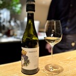 マンサルヴァ - このグリッロ、主張は控えめながら、硬いミネラルとフローラルで、私の好みのタイプ。
      貝とミネラル、ブロッコリーとハーブの香り。最高のペアリングです！
      イタリアワインの土着品種の懐の深さは、興味深いです。