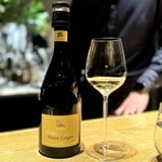 マンサルヴァ - 北イタリア随一の作り手じゃないかしら。
      ピノ・グリージョですが、青リンゴや洋梨の果実に、爽快感さが心地良い。
      弱いイメージの品種ですが、動物性スープやトリュフに負けないのは、さすがのテルラーノ。