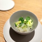 マンサルヴァ - 鹿島の蛤。その身だけじゃなくて、出汁のジュレでもフル活用(^^)
      ブロッコリーとの相性も良くて、これは見事な冷前菜♪