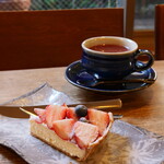 かくしち - フルーツタルト（苺）（600円） すももティー（520円） ケーキセット割（－50円）