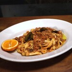 Hachihare - イワシとコブミカンの葉のラグーソースパスタ