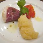 トラットリア ダ コヴィーノ - 突き出し（鴨胸肉生ハム、4ヶ月漬け込んだピーマン？、カリフラワーのピクルス）　￥200