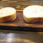 トラットリア ダ コヴィーノ - イチジクのパンとオレガノのパン