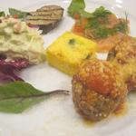 トラットリア ダ コヴィーノ - 前菜盛り合わせ（ナス、サーモンマリネ、ずわい蟹とアボカド、ブロッコリーのオムレツ、鹿肉のミートボール）