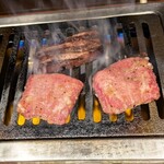 肉小僧 匠 - お肉を焼いているところ
