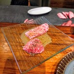 ニクアザブ - 黒毛和牛A5肩ロース、カルビ