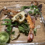 FQ - つぶ貝、甘エビ、鮑に海老。素材よし、味よしの豪華さもりもりの一皿