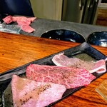 ニクアザブ 二子玉川店 - 黒毛和牛A5友三角、亀甲、霧島豚ロース