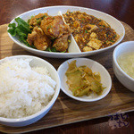 Benitora Gyouzabou - よくばりコンビセット　油淋鶏（ユーリンチィ）＋　四川マーボー豆腐　９６１円