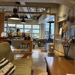 ニューラフレア - 店内はソファ席もたくさんあってゆっくり長居できそうな雰囲気