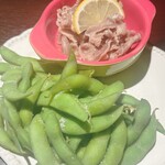 旨い海鮮の店 居酒屋 凛 池袋本店 - お通し、牛タンで嬉しい。枝豆も地味に嬉しい。