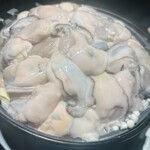 旨い海鮮の店 居酒屋 凛 池袋本店 - 火を入れる前のてんこもり牡蠣鍋！1人頭何個？とか考えなくていい牡蠣鍋、最高！食べたいだけ牡蠣食べよう！