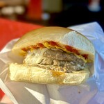 無限GRILL - おお〜！分厚い！！☆*:.｡. o(≧▽≦)o .｡.:*☆
                                厚さ1cmはあるビーフパティが3枚のど迫力！！
                                パティの間からは溶けたチーズがとろ〜り♡