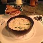 Bentley's Oyster Bar & Grill - 海老とムール貝のスープ