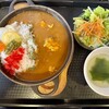 肉バル×ワイン酒場 東京食堂 - 鉄鍋肉カレー（サラダセット） 900円
