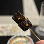 焼鳥 ともしび - 一口食べるとジュワッとした旨味の虜に！