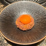 うしごろ 貫 - 極上赤身肉のたたきユッケ