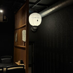 焼鳥 ともしび - シックで上品な装い