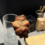焼鳥 ともしび - みてわかる、外“カリッ“のかしわ。もちろん中はふわっと。