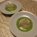 カスミ フードスクエア越谷レイクタウン店 - 写真より実物の方が品があります。下の緑色のソースが実際の方がもっと、きれいです。