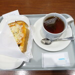 ドトールコーヒーショップ - 料理写真:スモークチキン&トマト、紅茶 560円