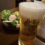 ビツグママ - サラダと発泡生ビール