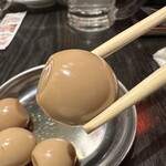 焼肉ホルモン酒場 まる助 - 【2026.1.26(月)】隣の先客から頂いた「うずらの醬油漬け」