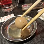 焼肉ホルモン酒場 まる助 - 【2026.1.26(月)】隣の先客から頂いた「うずらの醬油漬け」