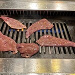 焼肉ホルモン酒場 まる助 - 【2026.1.26(月)】お肉を焼いている