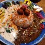 スパイスカレー クミン - 2種あいがけ　ご飯大盛り＋燻製玉子