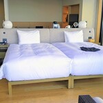 LAT.34°N by 蒼 - 海に向かったベット。一人で超贅沢。ベットの向こうに広々とリビング。供え付けの冷蔵庫のフリードリンクは私向けに全てソフトドリンクに変えて下さってました。