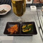 神戸ホルモン 慶 - キムチ盛り　白菜キュウリ　最初はビール
