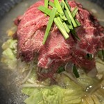 神戸ホルモン 慶 - ニラが肉を挟んでいます　底にはホルモン