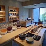 LAT.34°N by 蒼 - サロンにはアルコールやお菓子等自由にいただけます。