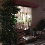 ミナミカワ - 立ち飲み入口　酒屋のお隣にある