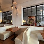 カフェ・ドゥ・トワ - 内観は落ち着いた雰囲気で清潔感たっぷり