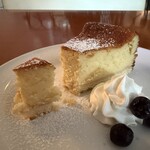 カフェ・ドゥ・トワ - ベイクドチーズケーキ　カット部分　中はシフォンケーキ