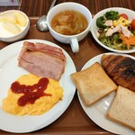 アパホテル - 料理写真:今朝のモーニングバイキングは洋食。パン焦げた。