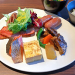 sakurazaka／ハイアット リージェンシー 那覇 沖縄 - 鮭、厚焼き玉子、軟骨ソーキ、島豚ソーセージ、ソフトベーコン、サラダ