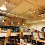 クラフトパスタ トリノ - 天井高く開放感のある店内