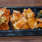 焼肉李苑 - キムチ盛り合わせ