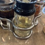 タイ料理ジャンピー - 卓上いろいろ。