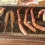 浜焼き白浜家 - 焼きてる風景