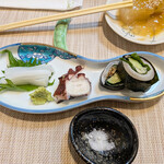 喜月 - おつまみで日本酒（伝心）を。黒板のオススメから少しずつ。イカもタコも美味しい、そして小肌のしそ巻はお代わりしたかったほど