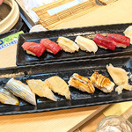 喜月 - 友人たちのお寿司。お料理をいただいた後にいただきました