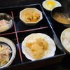 遊食亭 いちご屋 - いちご屋お弁当(税込900円)
①豚肉&白菜&占地の焚き物②鶏肉唐揚げ③大根&赤蕪の膾④人参入りスクランブルエッグ⑤ゆかり掛け白ご飯⑥玉葱入りお味噌汁⑦お漬け物(浅漬け白菜&沢庵)
